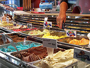 zahlreiche Eissorten zur Auswahl (©Foto: Marikka-Laila Maisel)